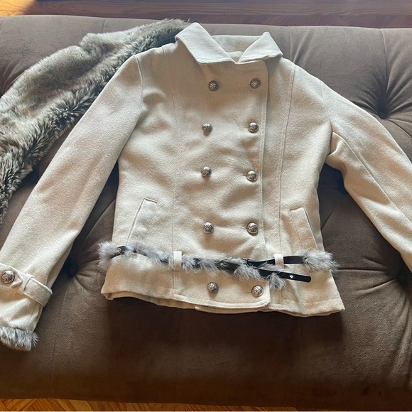 Cream Double-Breasted Women's Peacoat with Faux Fur Collar Scarf and Belt - Picture 3 of 8